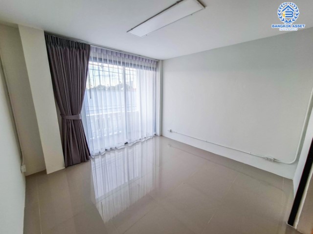 *****ทาวน์เฮ้าส์มือสองที่คุ้มที่สุด! ม.พิบูลย์ บางซื่อ เนื้อที่ 20 ตร.ว. ฟังก์ชัน 4 ห้องนอน 3 ห้องน้ำ สภาพสวย เดินระบบน้ำ-ไฟใหม่ พร้อมเฟอร์นิเจอร์! ทำเลดีใกล้เมือง! เชื่อมต่อรถไฟฟ้าสายสีม่วง "สถานีแยกติวานนท์" เข้า-ออกได้หลายทางทั้ง ถนนพิบูลย์สงคราม, ถนนวงศ์สว่าง และจุดขึ้นทางด่วน "ศรีรัช-วงแหวนรอบนอก"